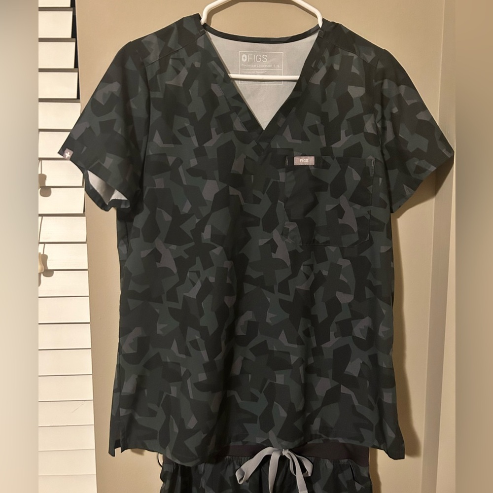 Catarina 1 pocket scrub top